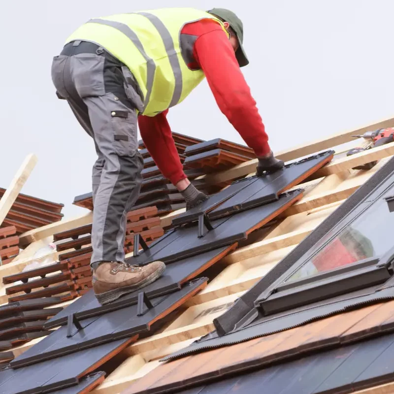 66100221be0fbf9853884a7c_Pose de tuile sur un toit